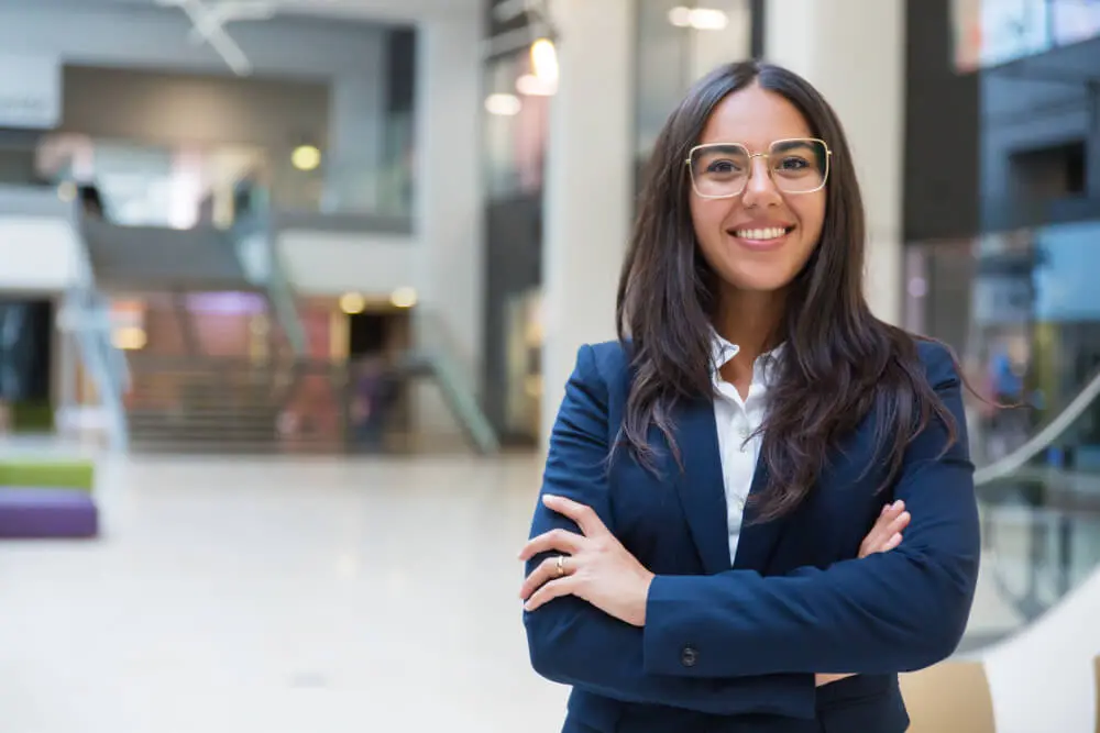 jovem empresária sorrindo para a câmera