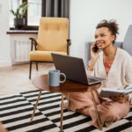 mulher jovem em trabalho remoto